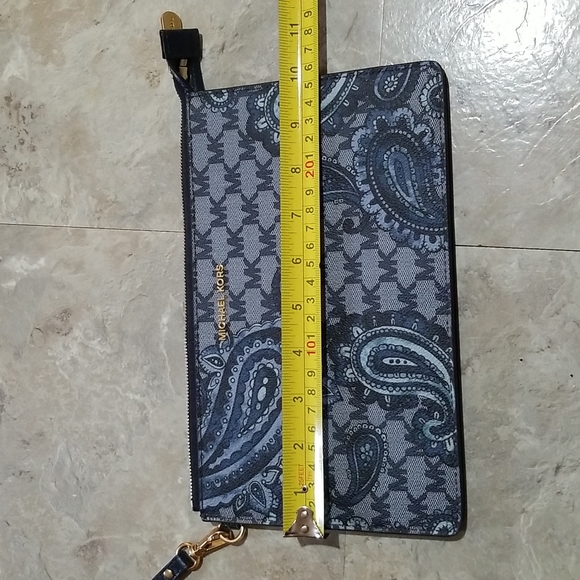 Michael kors wristlet. - Picture 7 of 8